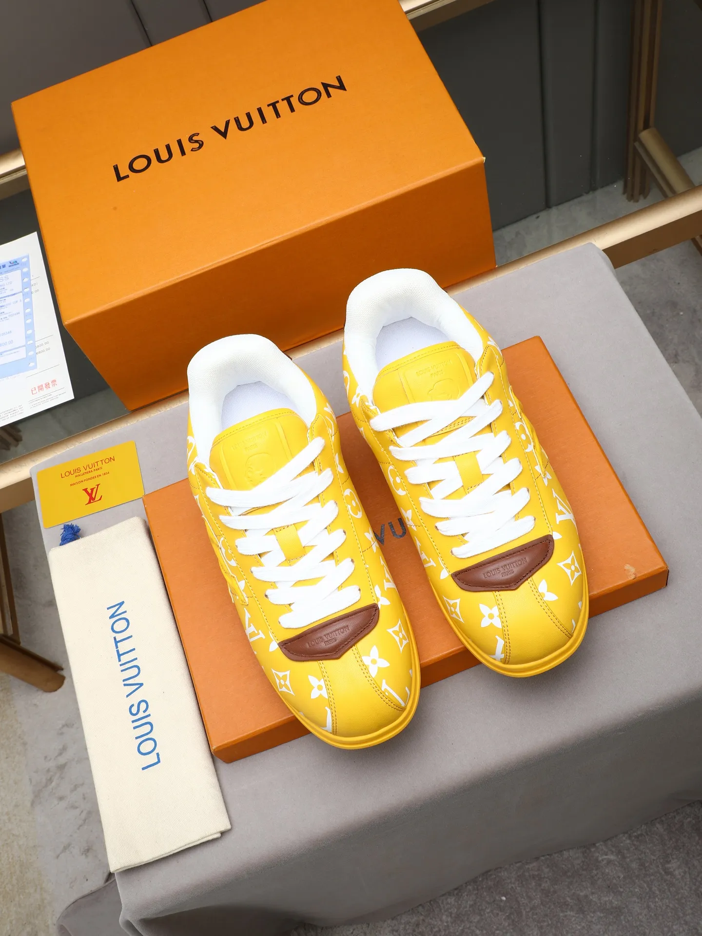 PP560 LV Louis Vuitton L Jialu Brand Runner Tatic Series Thick-soled Casual Sports Shoes Running Shoes Original purchase, development and production This LV Runner Tatic sports shoe combines technical materials such as mesh fabric and ribbons to interpret the inspiration of traditional mountaineering shoes. LV letters are written on one side, the lariat buckle of the quick lacing system is embellished with Monogram flowers and Louis Vuitton logos, and the light and wear-resistant rubber outsole completes the whole. ▪️Fabric: Original imported cowhide + mesh ▪️Inner lining: Original customized breathable mesh ▪️Sole: Original open-molded anti-slip rubber combination material ▪️Size: Men's 38-44 (customized for 45 and 46)